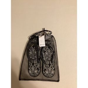 NWT Sakroots Woman’s Flip Flops Size‎ 8 Reg Black & White